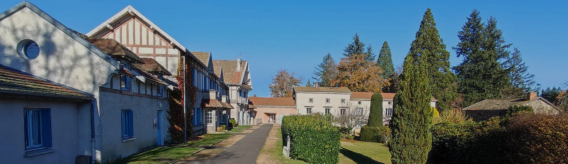 Gîte de groupe Le Domaine des Plaines à Bertignat — Photo 1 de Le Domaine des Plaines à Bertignat, capacité 52 personnes