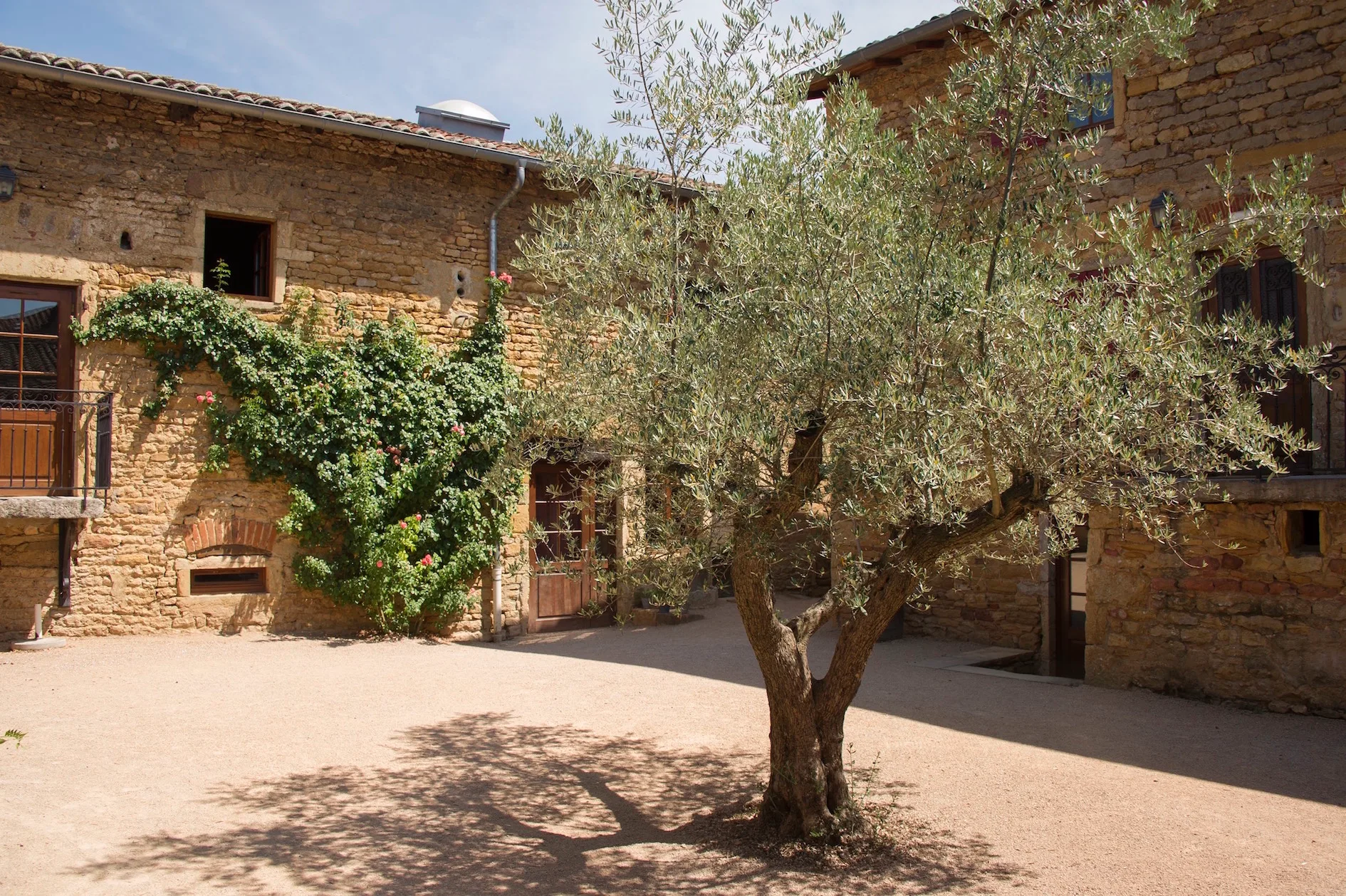 Gîte de groupe Relais des Pierres Dorées à Lacenas — Photo 1 de Relais des Pierres Dorées à Lacenas, capacité 36 personnes