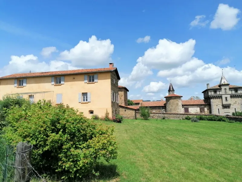Photo 1 de Gîte de la ferme du château de Saconay à Pomeys