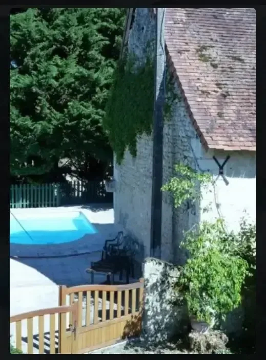 Piscine à côté des Grandes Écuries