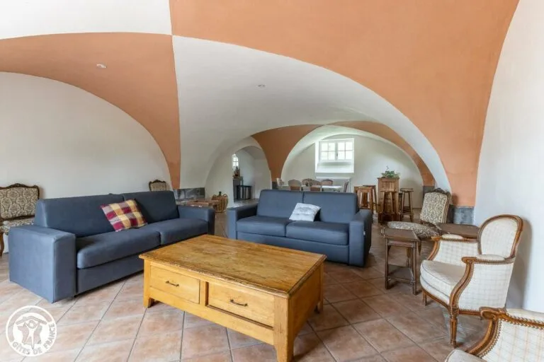 Gîte de groupe Château de Féligonde à Sayat — Salon au RDC, capacité 15 personnes