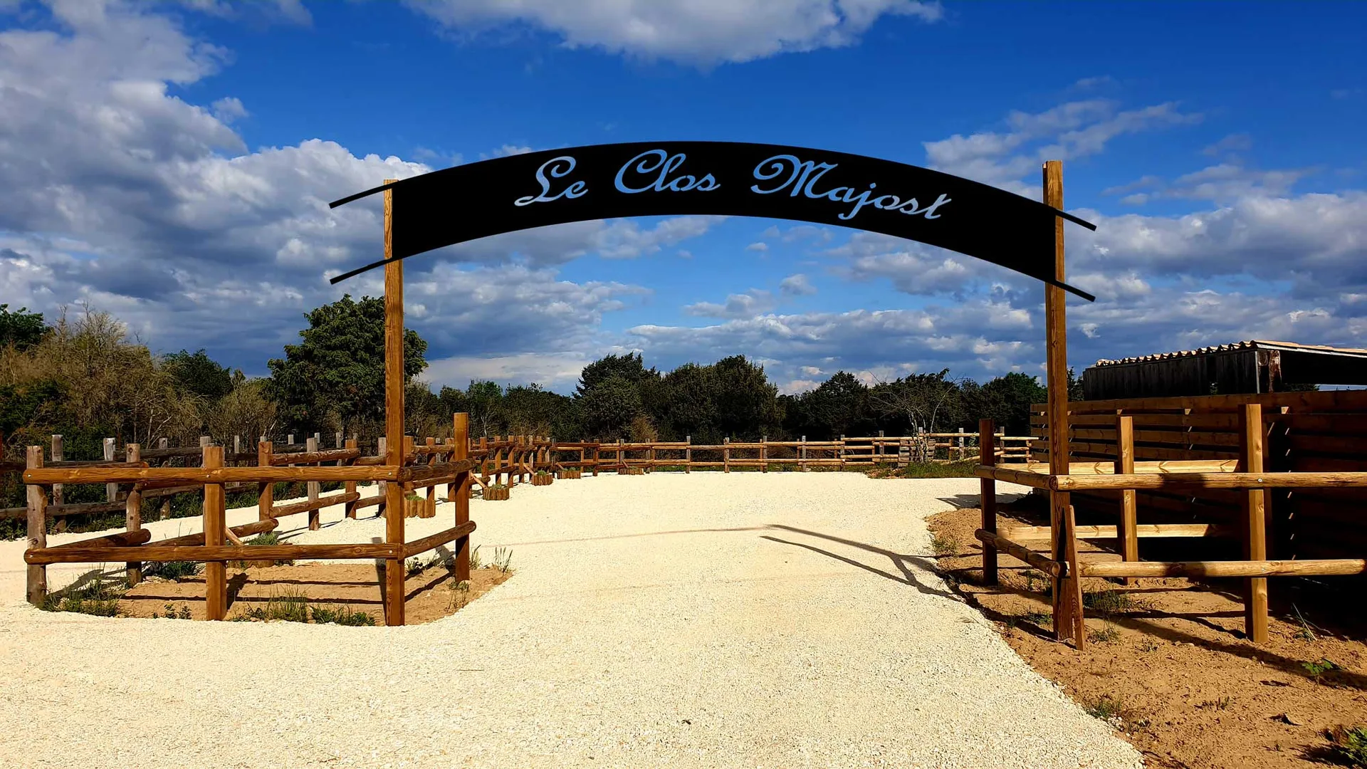 Gîte de groupe Le Clos Majost à Méjannes-le-Clap — Photo 1 de Le Clos Majost à Méjannes-le-Clap, capacité 15 personnes