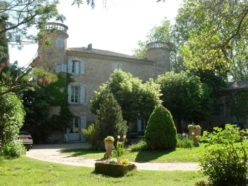 Gîte de groupe Le Domaine de Lamartine à Pont-Saint-Esprit — Facade ouest du  Domaine de Lamartine à Pont-Saint-Esprit, capacité 43 personnes