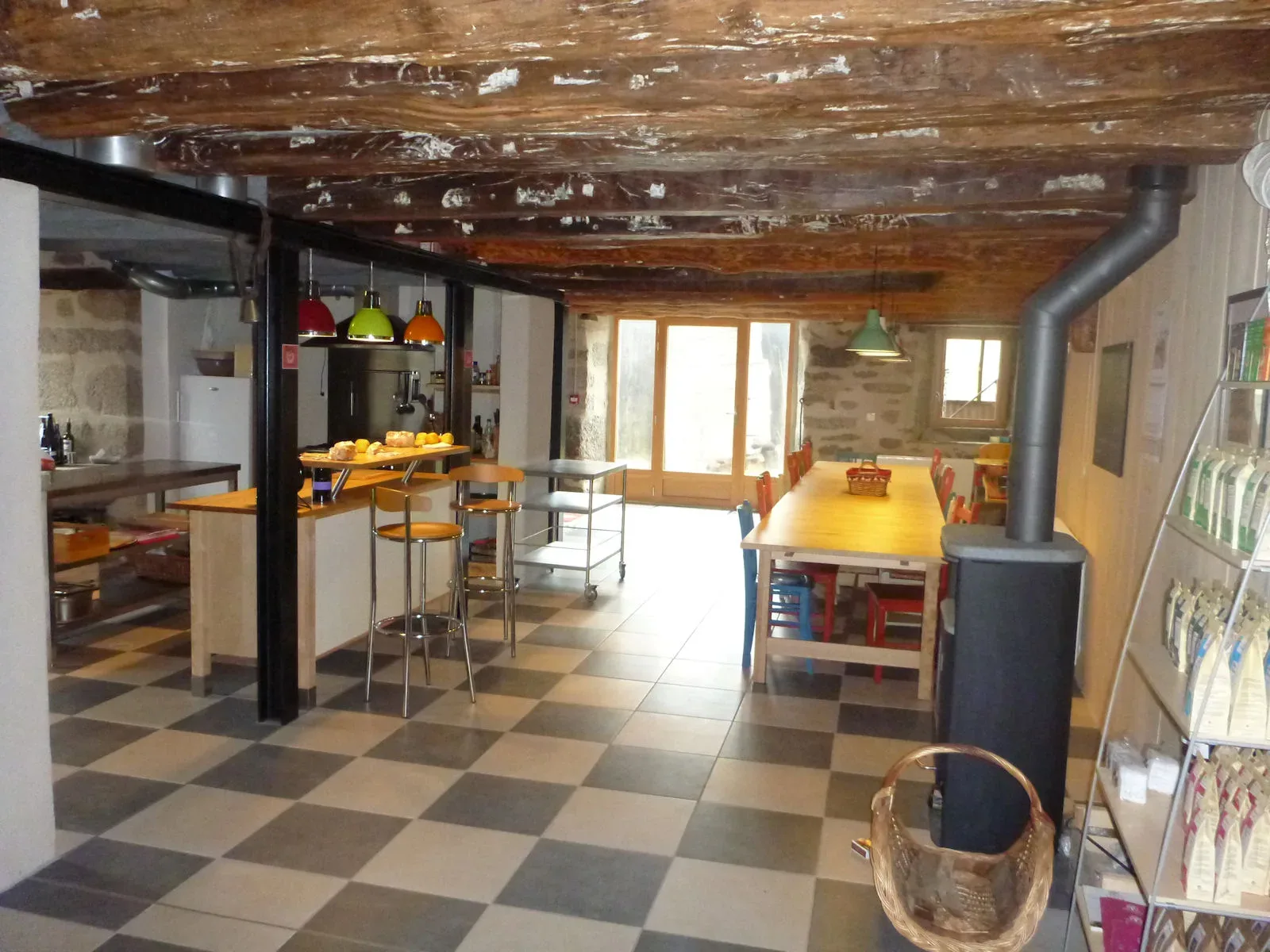 L'espace cuisine restauration avec poêle à bois.