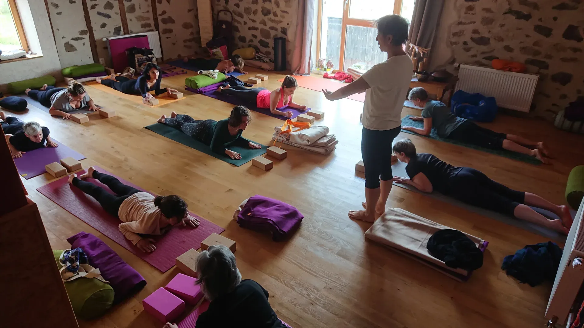 Salle avec parquet dans le gîte, idéale pour 12 yogis.