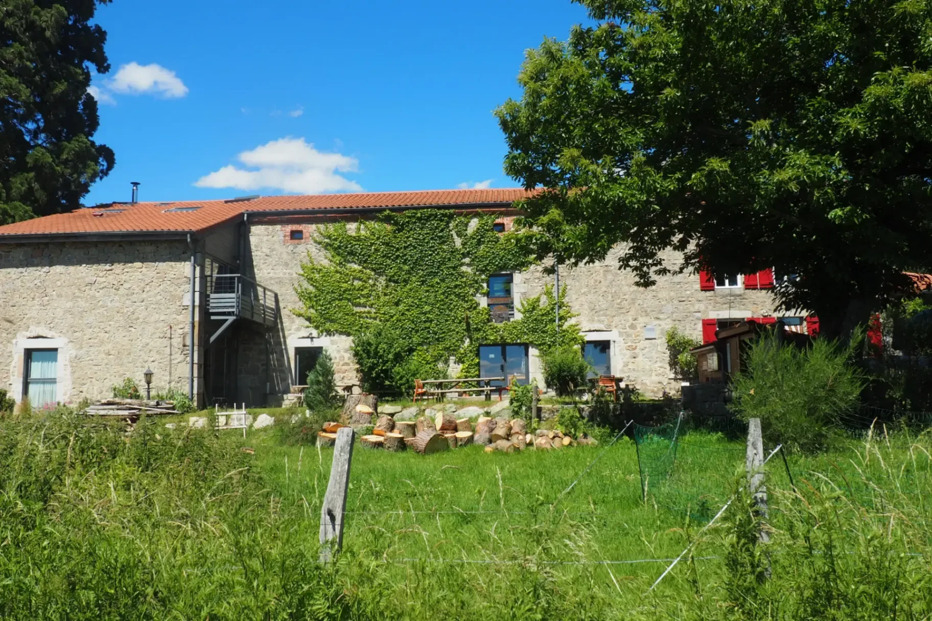 Une maison entourée de champs