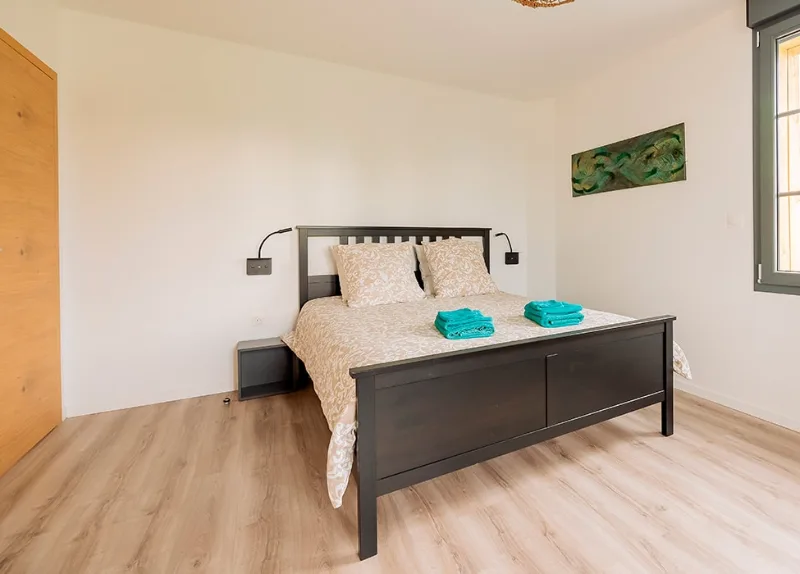 Chambre double lumineuse avec lit double et salle de douche privative attenante