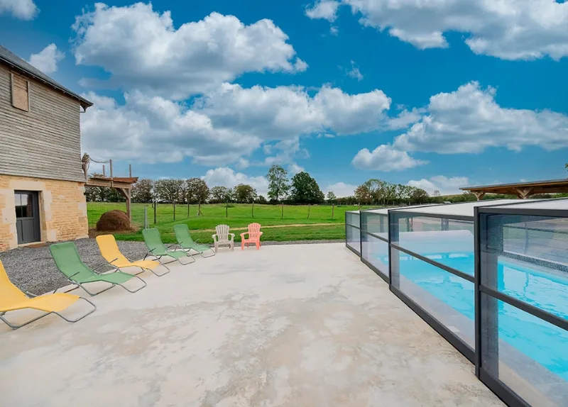 Piscine privée chauffée à 28° de 12x3 m avec transats et vue sur le parc animalier