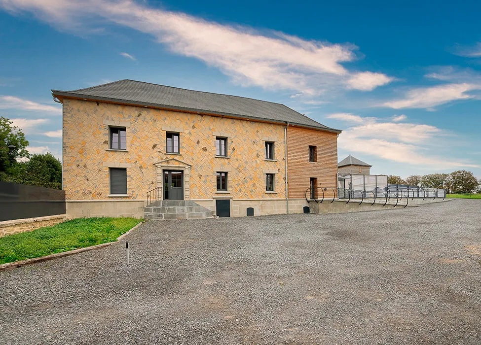 Gîte de groupe Gîte le Relais de Poste à Saulces-Monclin — Façade extérieure du Gîte le Relais de Poste à Saulces-Monclin, maison individuelle avec grande terrasse et jardin, capacité 15 personnes