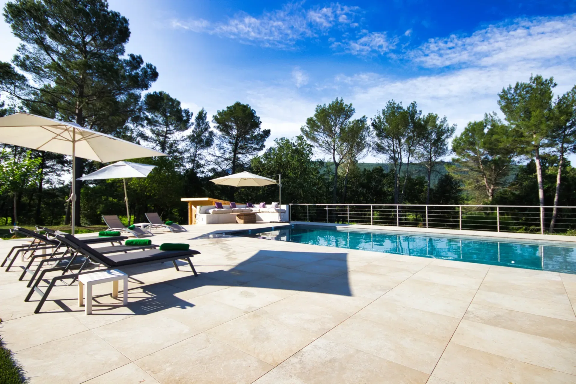 Gîte de groupe Domaine de l'Olivier à Brignoles — Piscine au sel, vue dégagée, capacité 22 personnes