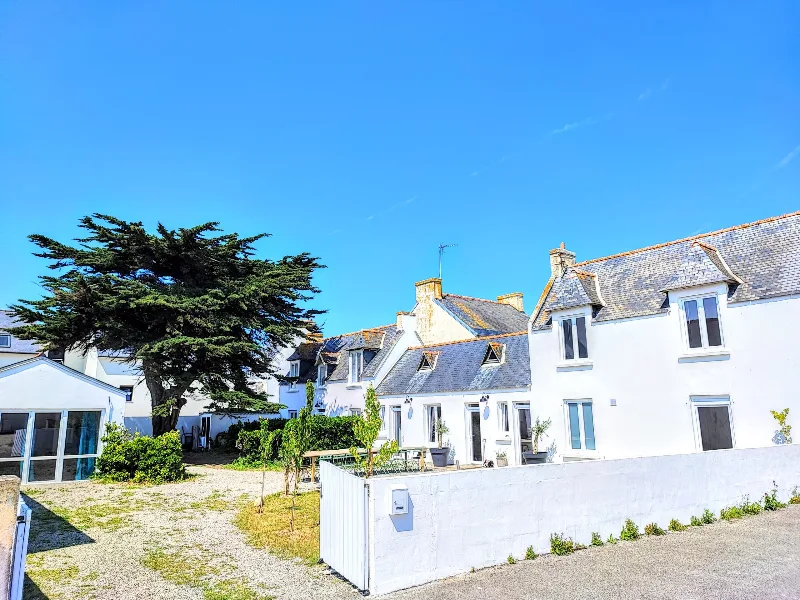 Façade de la maison bigoudène du Grand gîte de la Joie à Saint-Guénolé, maison blanche avec jardin et cèdre centenaire