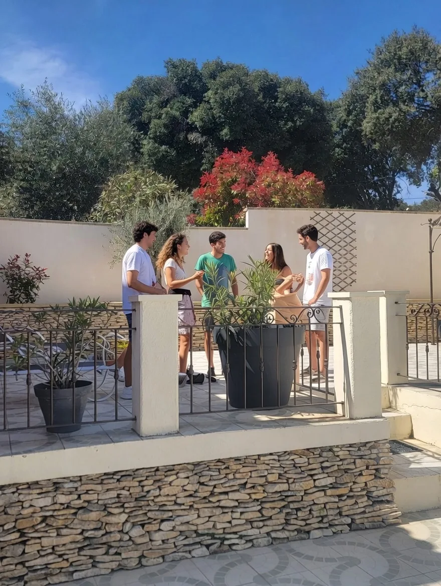 La terrasse du haut du gîte "Les Cigales"