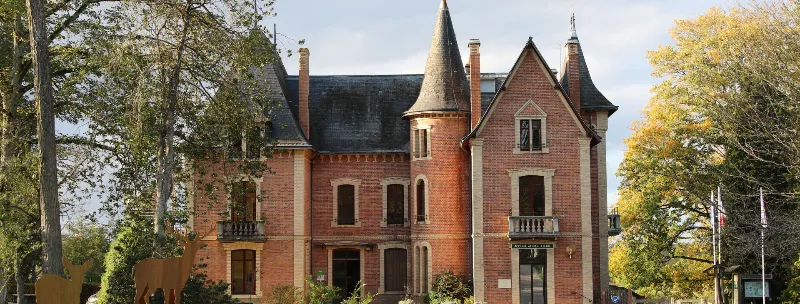 Vue rapprochée du château en brique sous ciel dégagé, angle légèrement différent