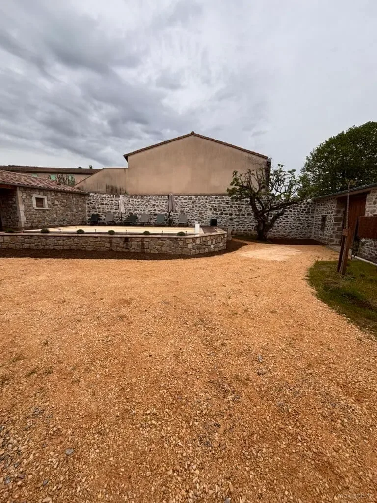 Gîte de groupe La Maison des Papés à Laurac-en-Vivarais — Vue d'ensemble de la cour intérieure de La Maison des Papés à Laurac-en-Vivarais, piscine et bâtisse en pierre, capacité 15 personnes