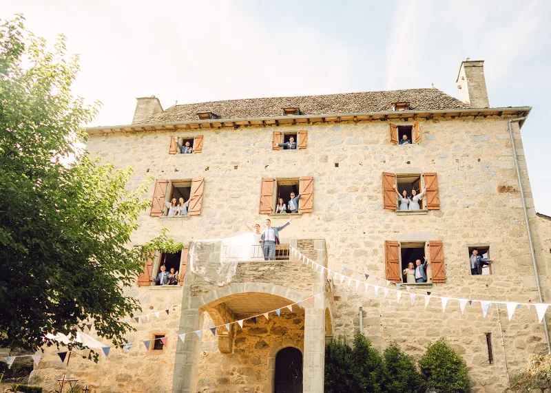 Façade du manoir historique de La Bertrandie, pierre de pays et volets oranges sur 3 étages