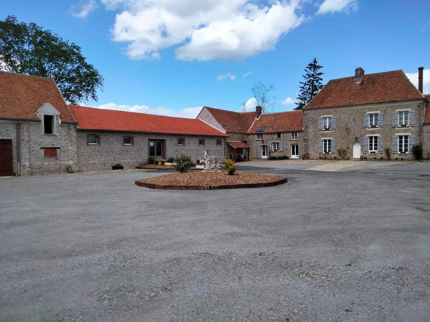 Gîte de groupe Domaine de la Ferme de Jean Grogne à Fontenay-Trésigny — Photo 1 de Domaine de la Ferme de Jean Grogne à Fontenay-Trésigny, capacité 34 personnes