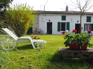 Gîte de groupe Les Gîtes du Moulin - Le Grand Gîte à Saint-Hilaire-la-Palud — Photo 2 de Les Gîtes du Moulin - Le Grand Gîte à Saint-Hilaire-la-Palud, capacité 22 personnes