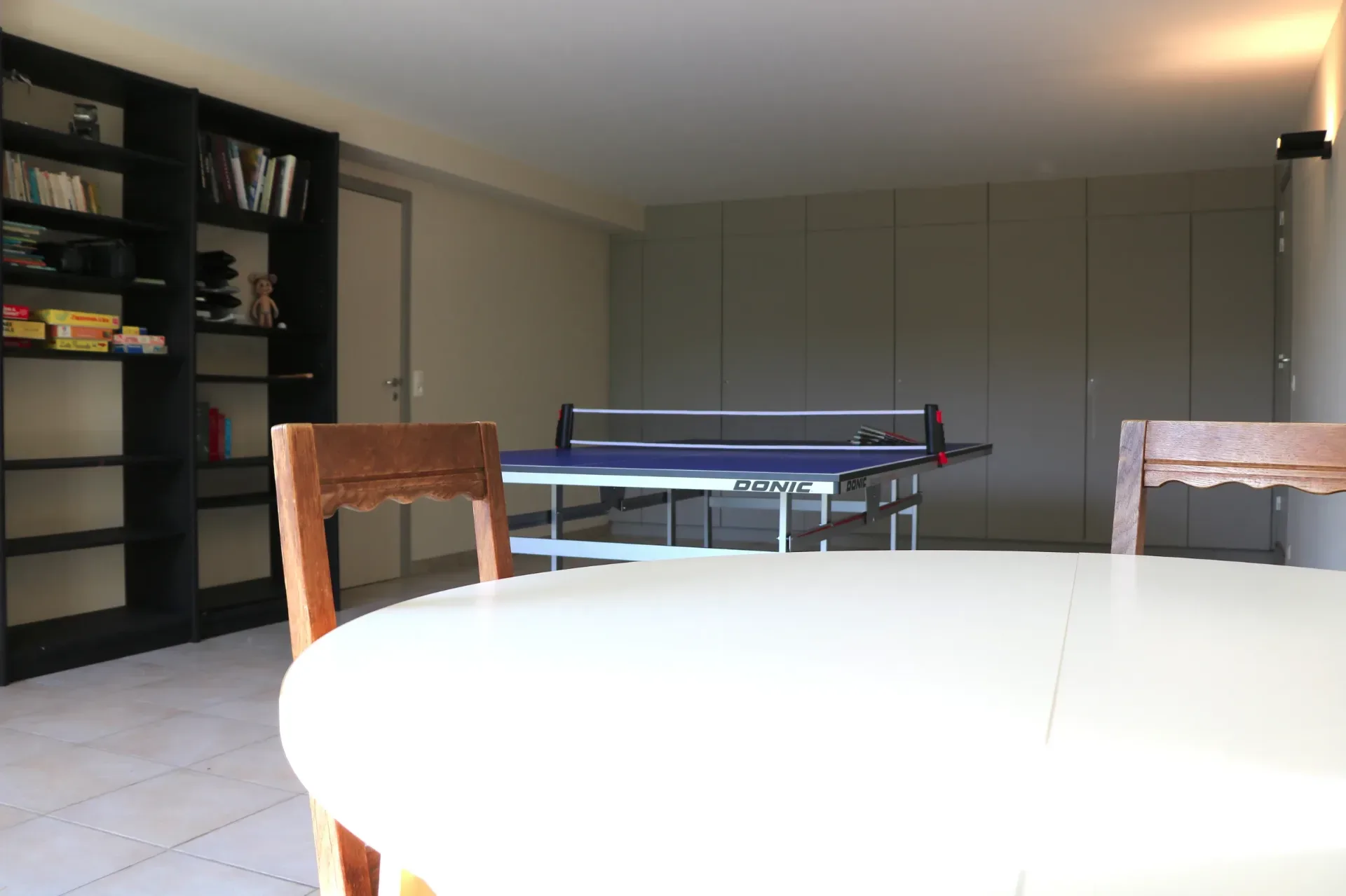 Très belle salle polyvalente: table de ping pong, jeux pour enfants...
