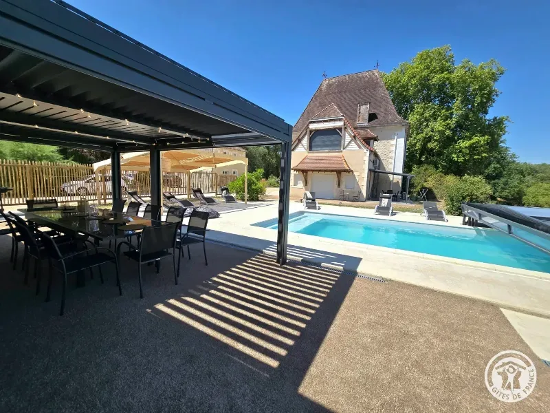La Demeure côté extension et piscine
