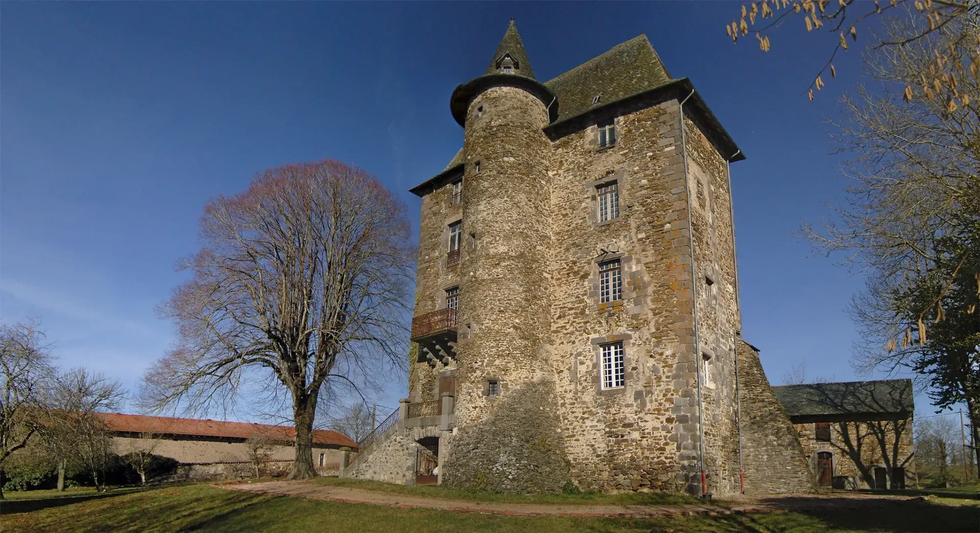 Gîte de groupe Chateau de Cologne à Naucelles — Chateau de Cologne – Naucelles, capacité 16 personnes