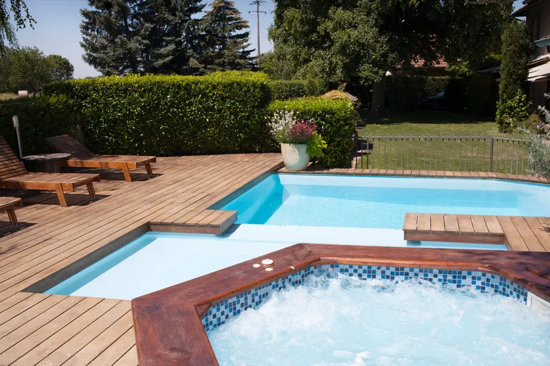 Piscine privée chauffée du Domaine du Plantier en Isère