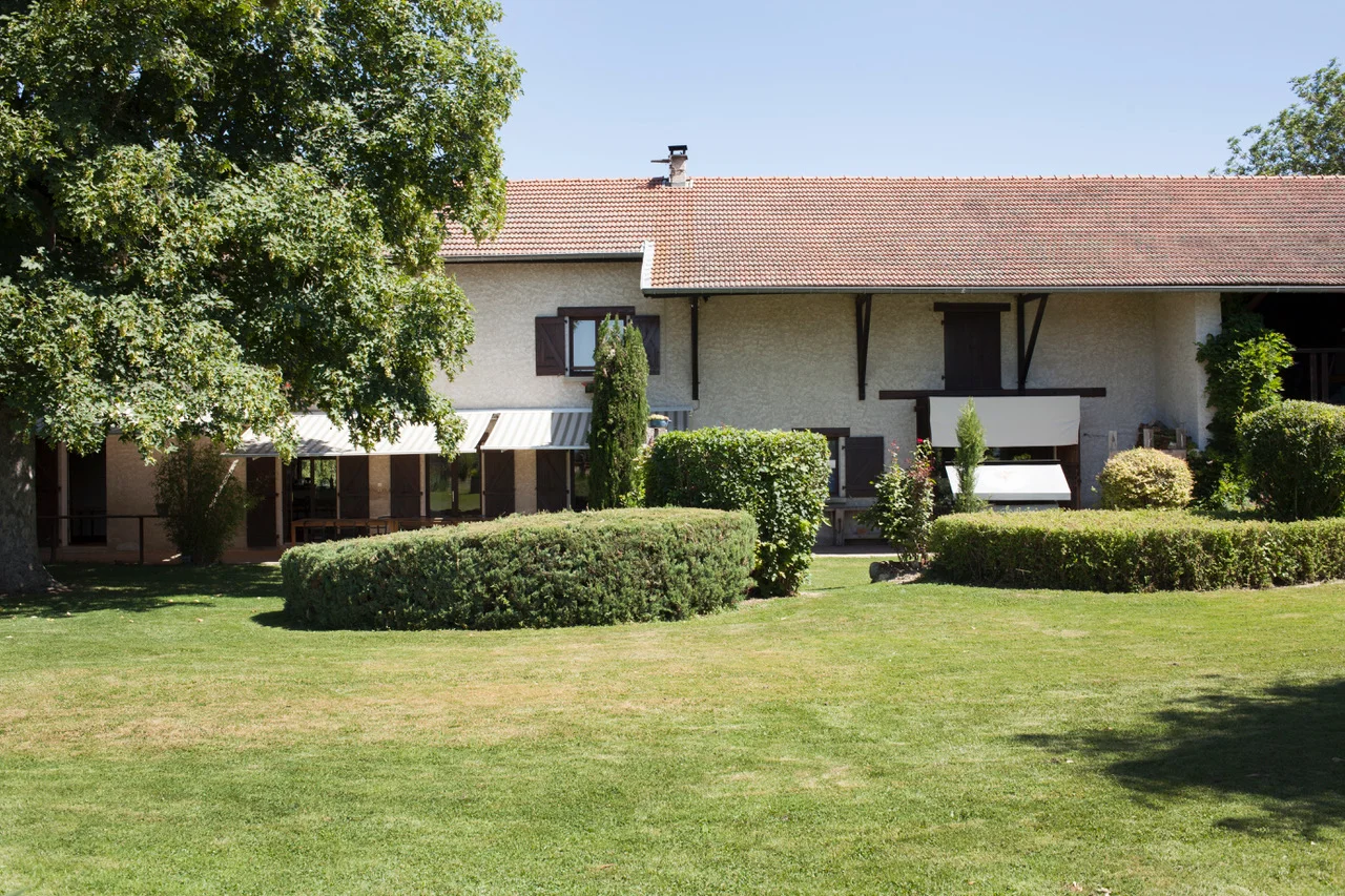 Gîte de groupe Le Domaine du Plantier à Saint-Hilaire-de-la-Côte — Vue aérienne du grand terrain et du parc arboré du Domaine du Plantier, capacité 20 personnes