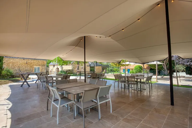 Espace extérieur abrité du Domaine des Crouquets, Dordogne