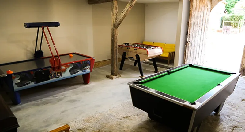 Salle de jeux et activités du Domaine des Crouquets — baby-foot, billard