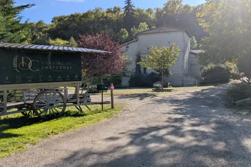 Vue extérieure du Domaine de Châtonnay, Isère — parc et façade