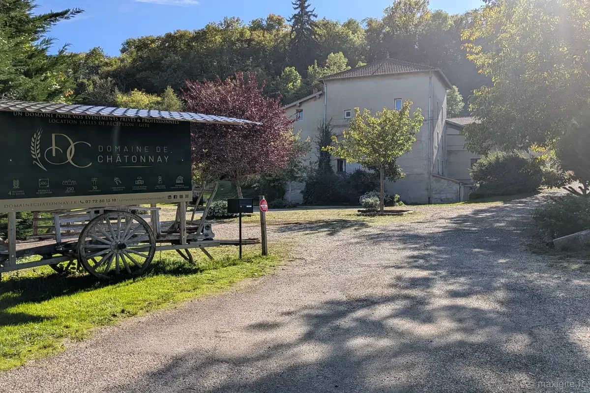 Vue extérieure du Domaine de Châtonnay, Isère — parc et façade