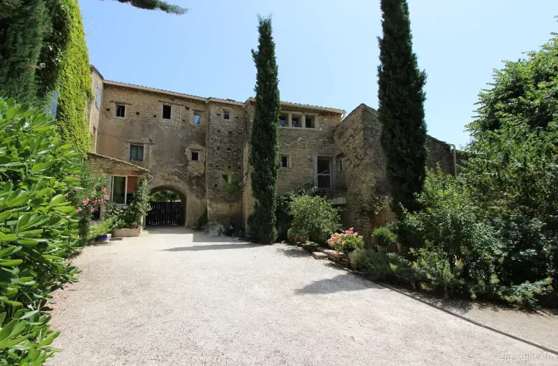La batisse des Gîtes Provence et Nature à Cabrières d'Avignon, Luberon