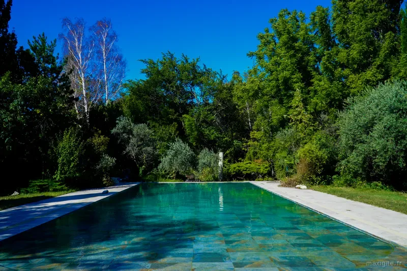 Jardin et terrasse de La Magnanarié, gîte de groupe 60 personnes