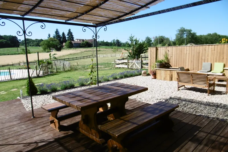 Salle de vie et espace repas du Gîte de la Braude, Dordogne