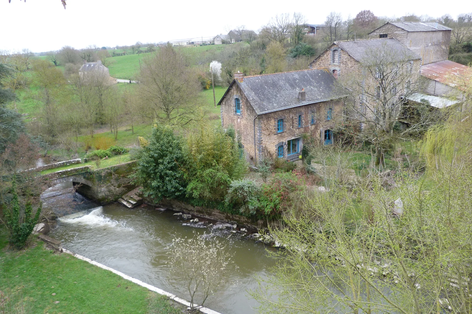 Gîte de groupe L'Erdre au Moulin à Joué-sur-Erdre — L'Erdre au Moulin, Joué-sur-Erdre — moulin à eau rénové au bord de la rivière Erdre, capacité 14 personnes