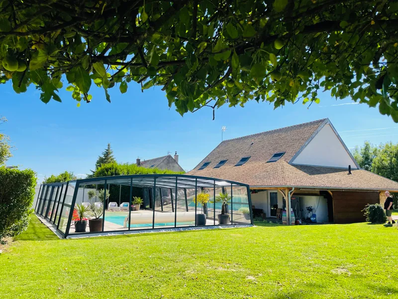 Espace de vie lumineux du gîte Côté Jardin, Bourgogne viticole