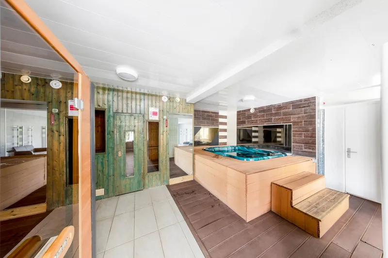 Espace bien-être privatif : hammam 8 places, sauna, jacuzzi — Villa Gentiane Alsace
