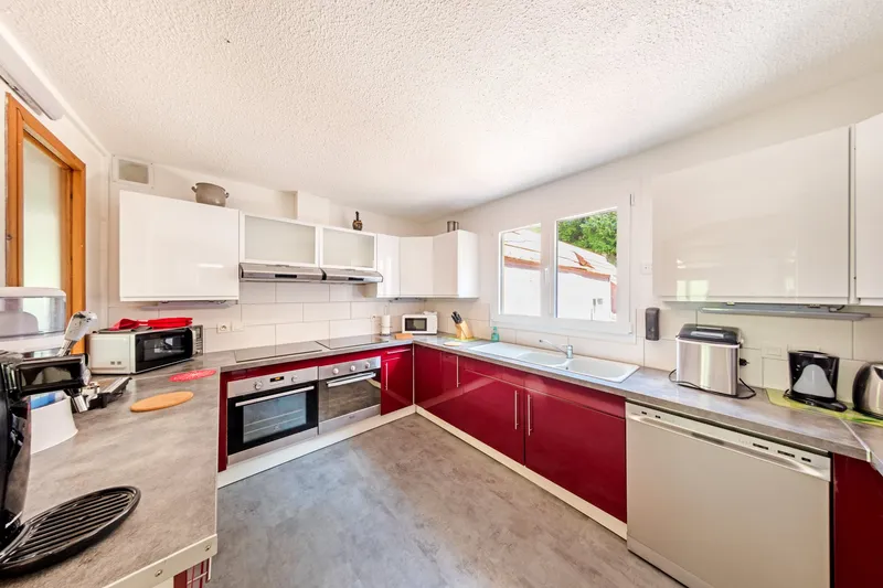 Cuisine équipée lumineuse de la Villa Gentiane — gîte groupe Haut-Rhin