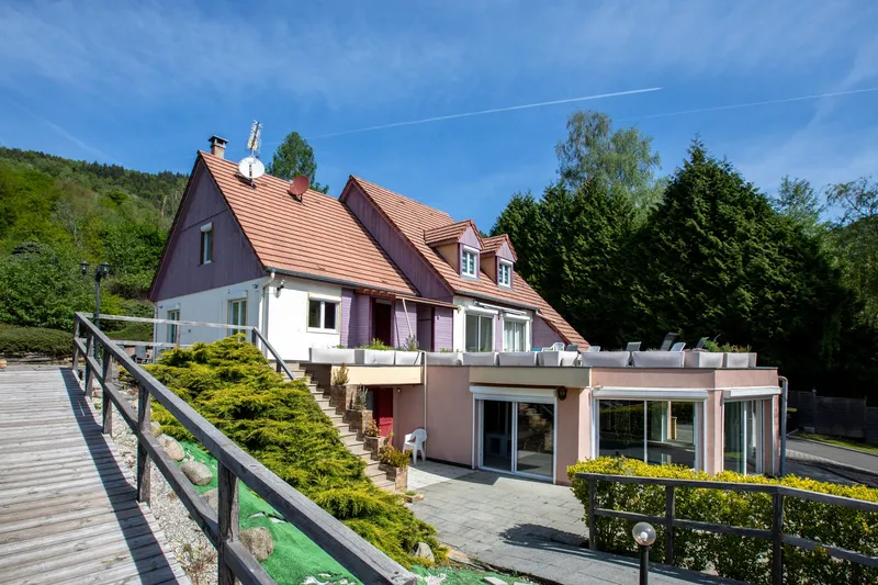 Façade de la Villa Gentiane avec terrasse couverte, Saint-Amarin, Haut-Rhin (68)