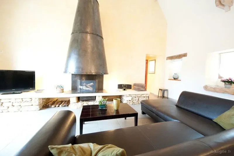 Espace salon-séjour lumineux du second gîte avec mobilier confortable et lumière naturelle
