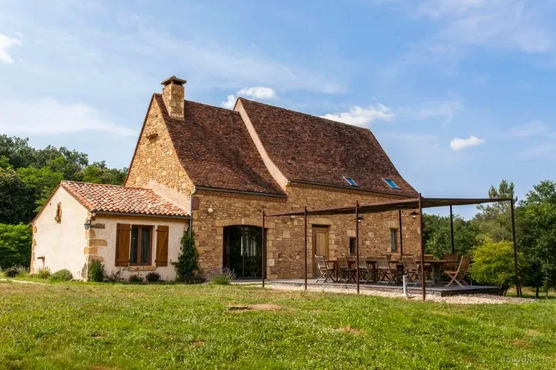 Piscine chauffée 12×6 m avec bassin enfant, entourée de transats et terrasse en bois