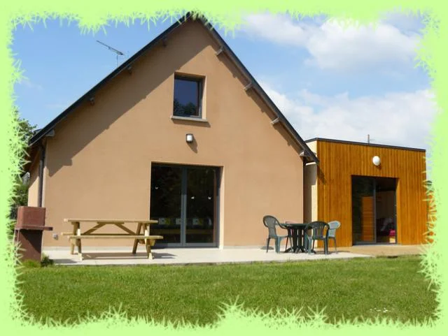 Gîte de groupe Le Relais des Lads à Saint-Martin-des-Champs — Façade normande du Relais des Lads, longère en pierre entourée d'un domaine de 4 hectares, capacité 32 personnes