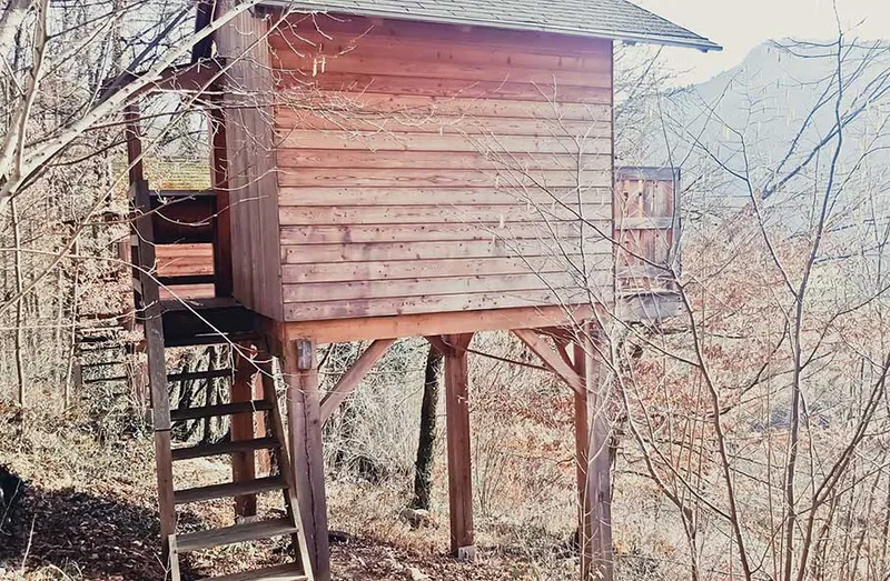 Vue extérieure des Repaires du Lison, auberge de groupe au bord de la source du Lison dans le Doubs