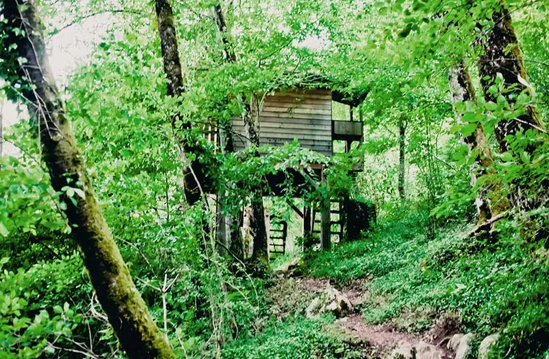 Site naturel des Repaires du Lison avec la résurgence karstique et le cadre boisé du Jura comtois