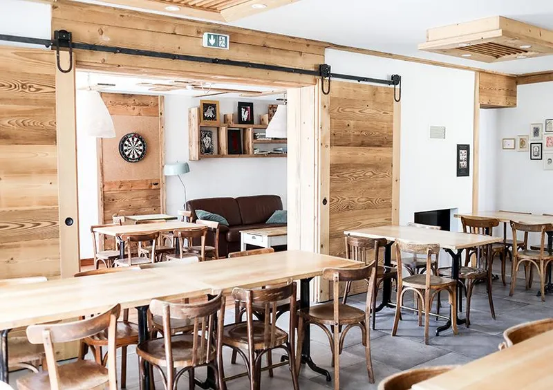 Espaces communs de l'auberge du Lison, intérieur chaleureux pour les groupes en Franche-Comté