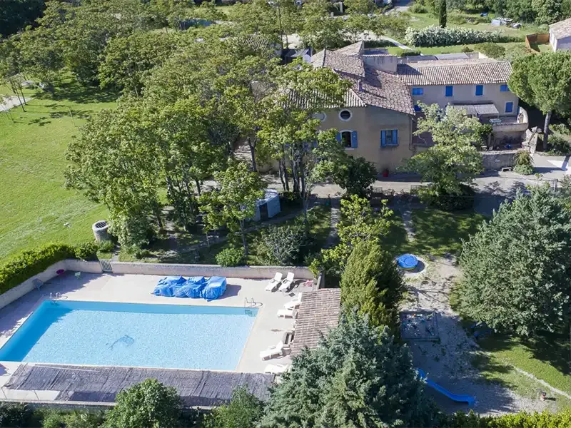 Espace piscine et terrasse du domaine de la Peyrolière, idéal pour les séjours de groupe en Provence