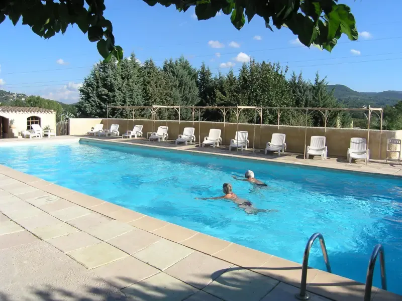 Piscine partagée du domaine de la Peyrolière avec transats et espace de détente provençal