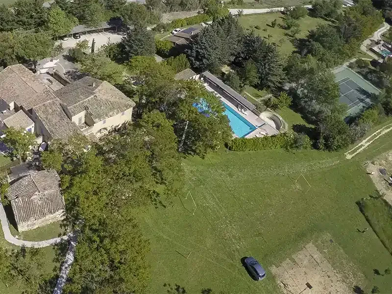 Gîte de groupe Bastide de la Peyrolière à Apt — Vue aérienne de la Bastide de la Peyrolière, domaine provençal de 9 gîtes dans le Luberon près d'Apt, capacité 70 personnes