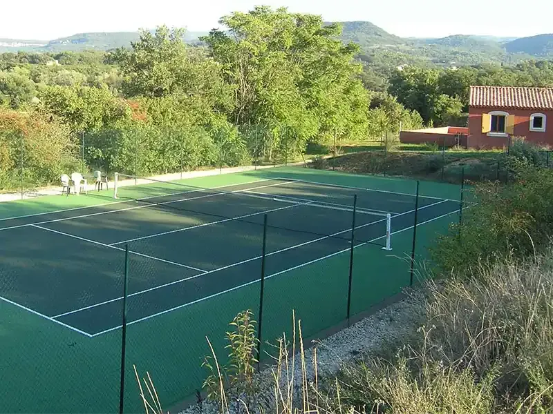 Court de tennis du domaine avec vue sur les collines du Luberon