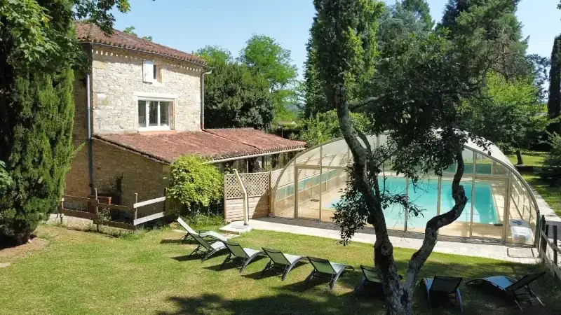 Piscine couverte privée de La Buissière avec terrasse ensoleillée et mobilier dans le Lot