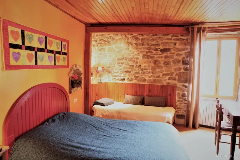 Chambre confortable de l'Ancien Hôtel du Larzac avec décoration soignée et vue sur le causse